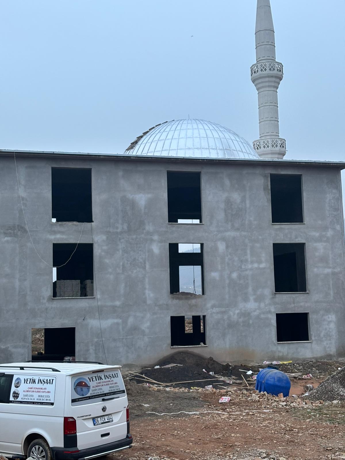 Beton ve vitray pencereler